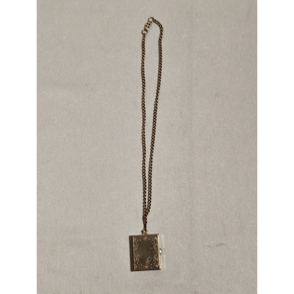 Cameo Four Picture Gold Tone Decorative Locket - Spring Loaded - Vintage - Picture 1 of 15